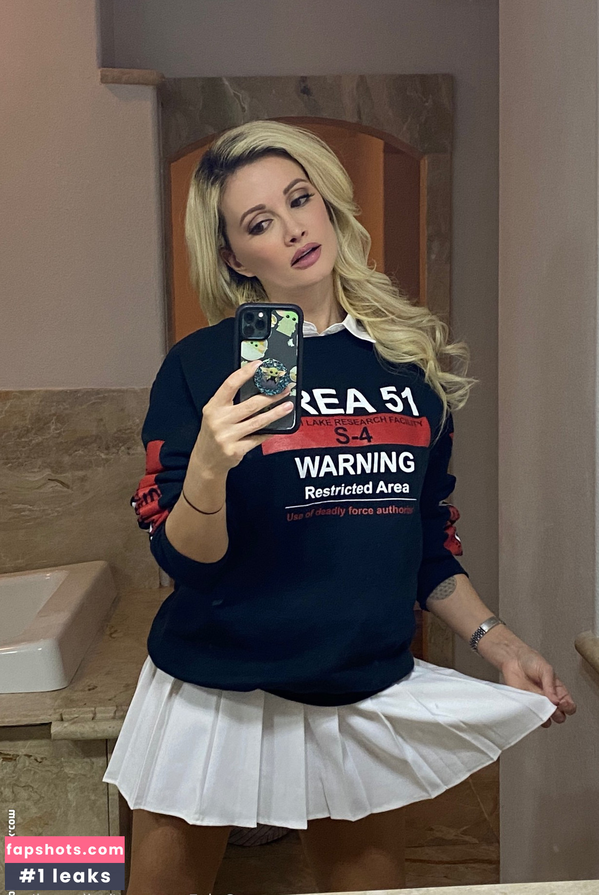 Holly Madison gallery photo #72