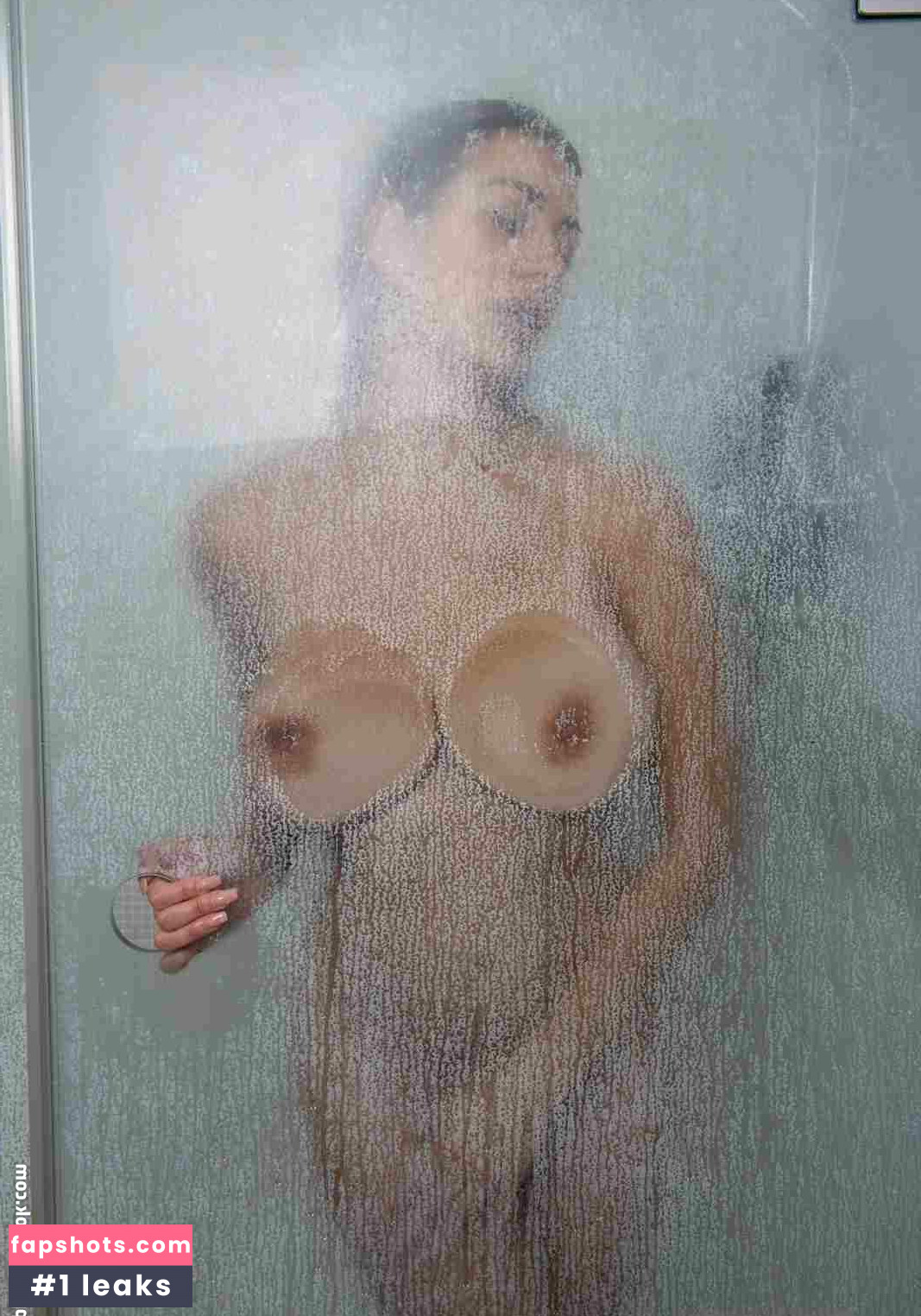 Holly Peers gallery photo #23