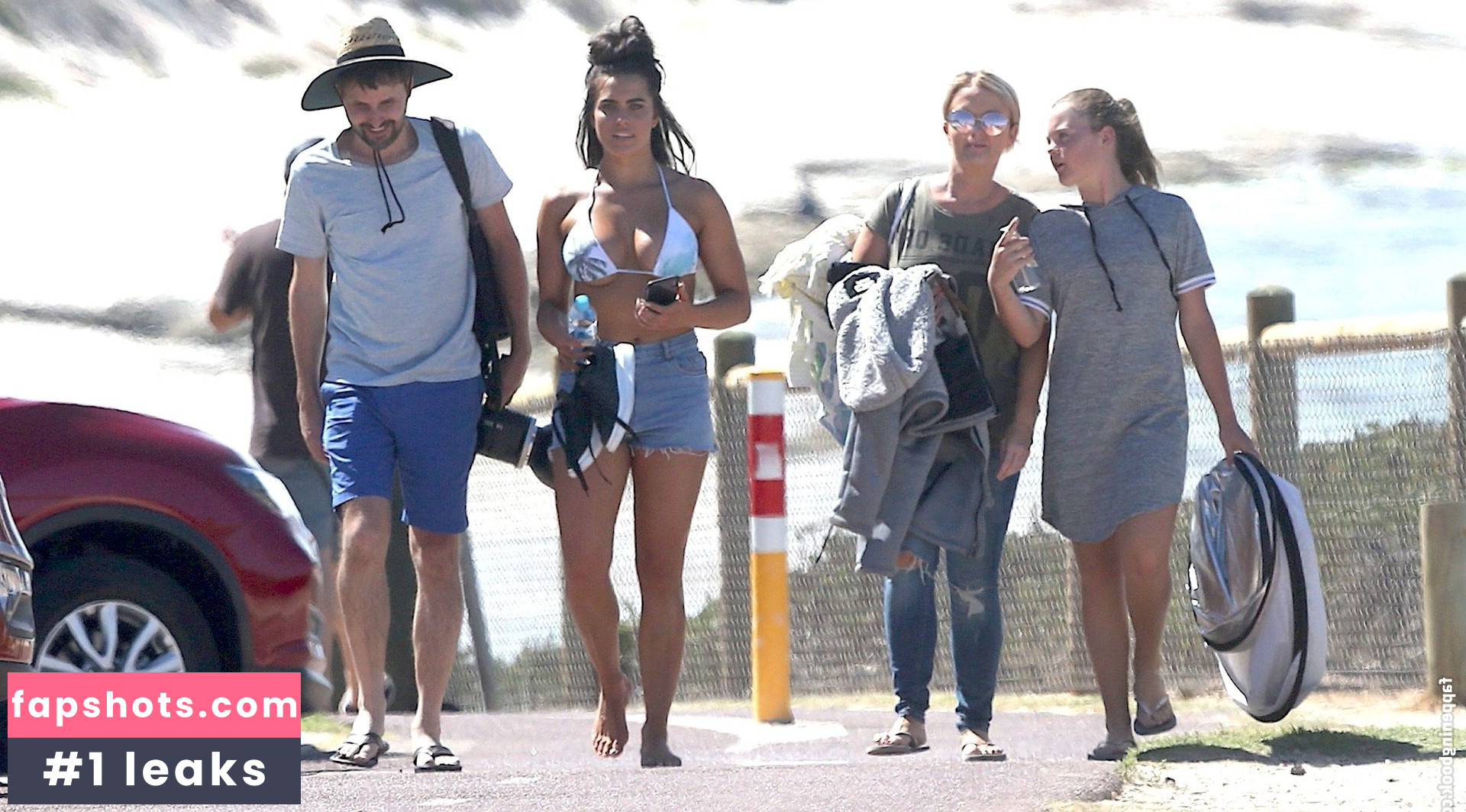 Holly Young gallery photo #43