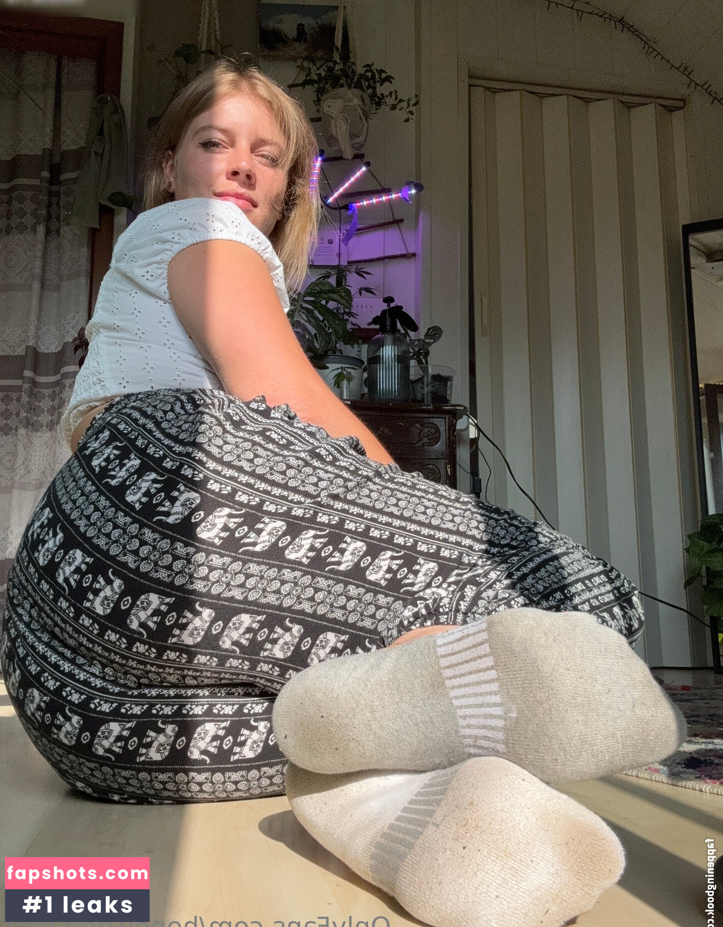 honey.bee.feet nude babe gallery