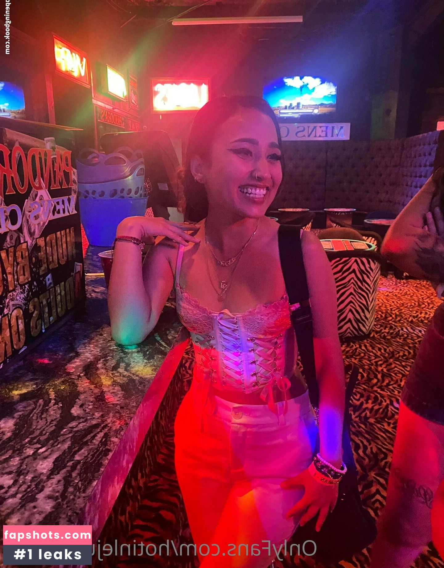 hotinlejunglefree gallery photo #17