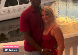 Hotwifeholly71 nude babe gallery