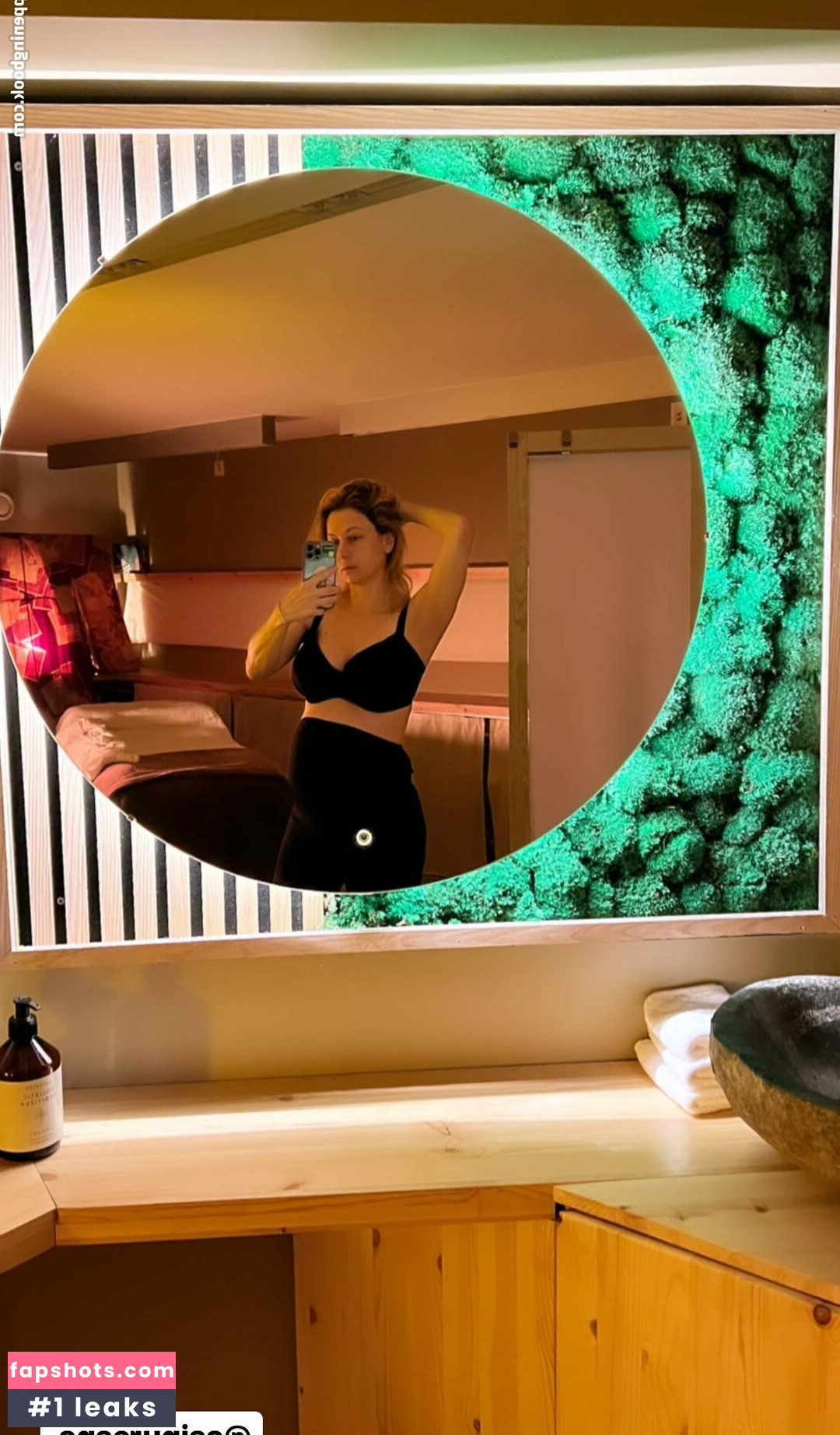 Iliza Shlesinger gallery photo #16