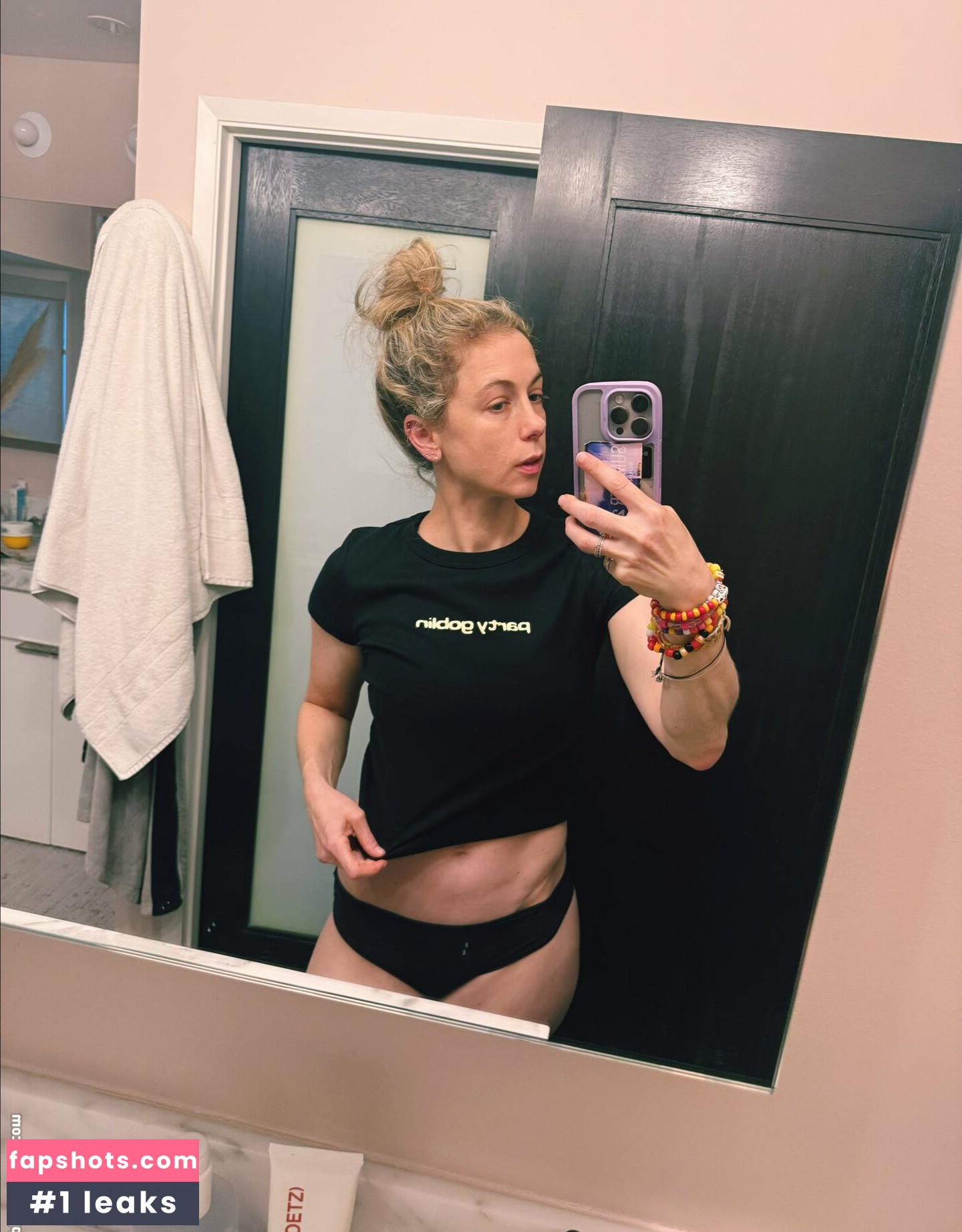 Iliza Shlesinger gallery photo #3