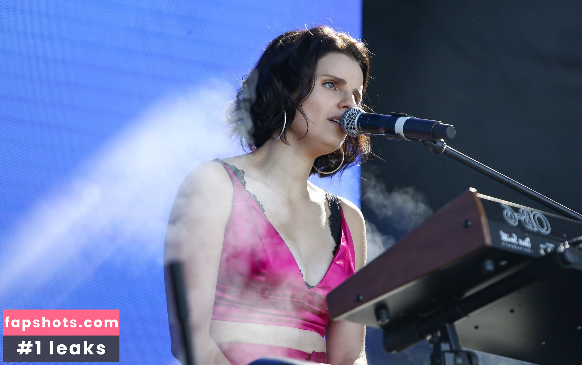 Imogen Clark gallery photo #8