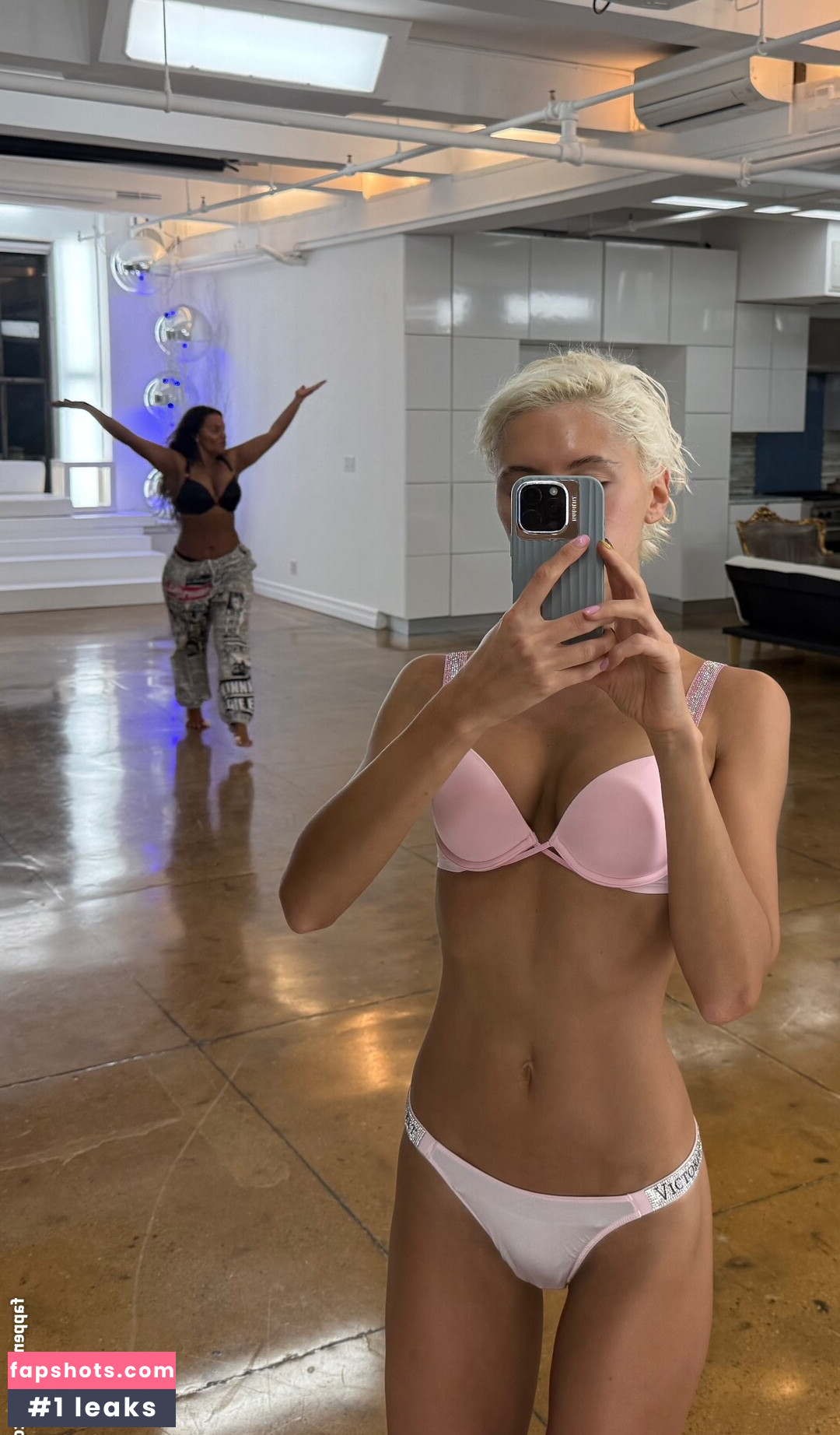 Iris Law Nacktheit OnlyFans Fotos #2 - Fapshots