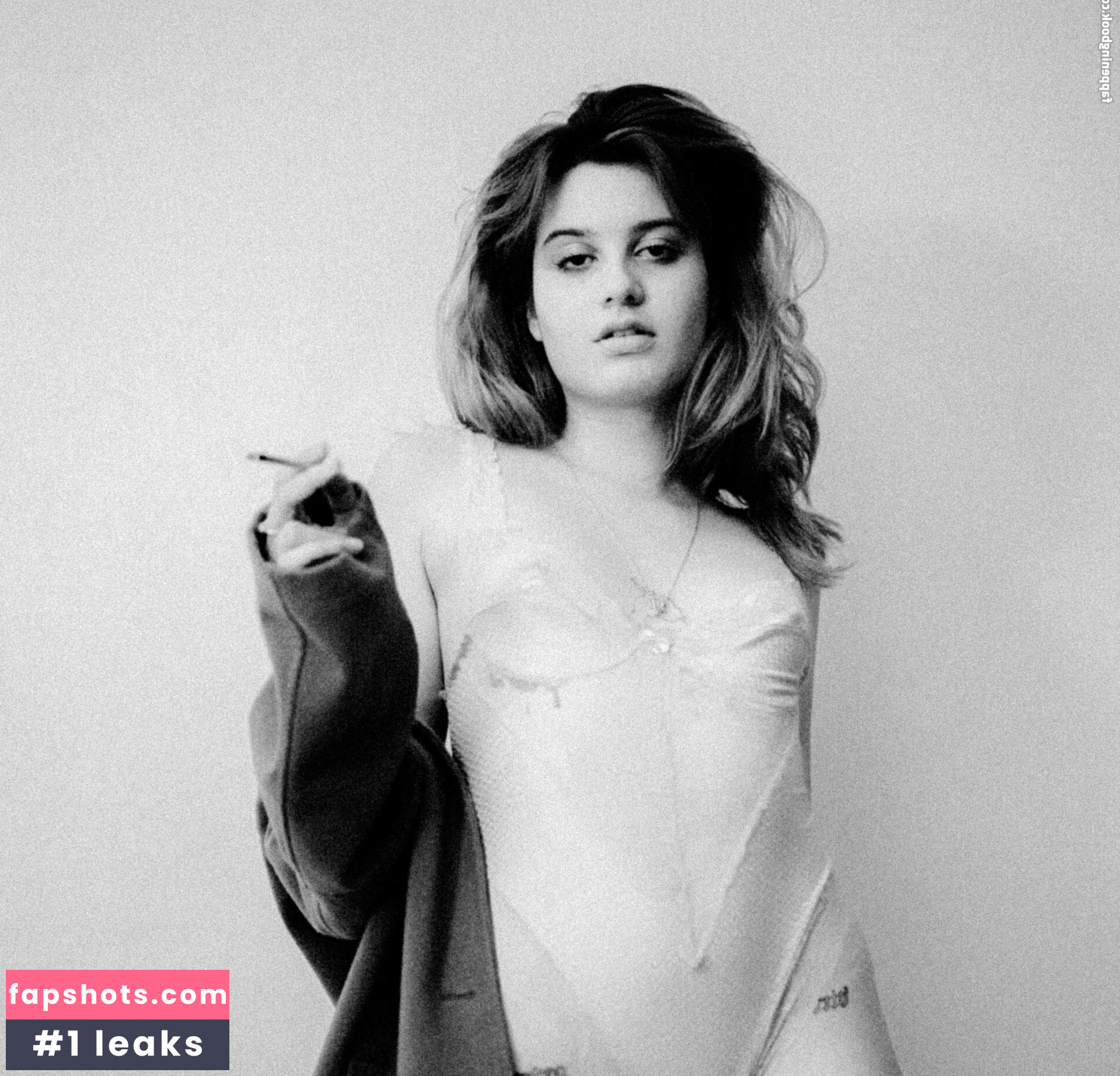 Isa Provati gallery photo #21