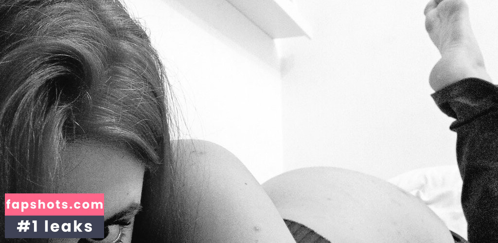 Isa Provati gallery photo #23