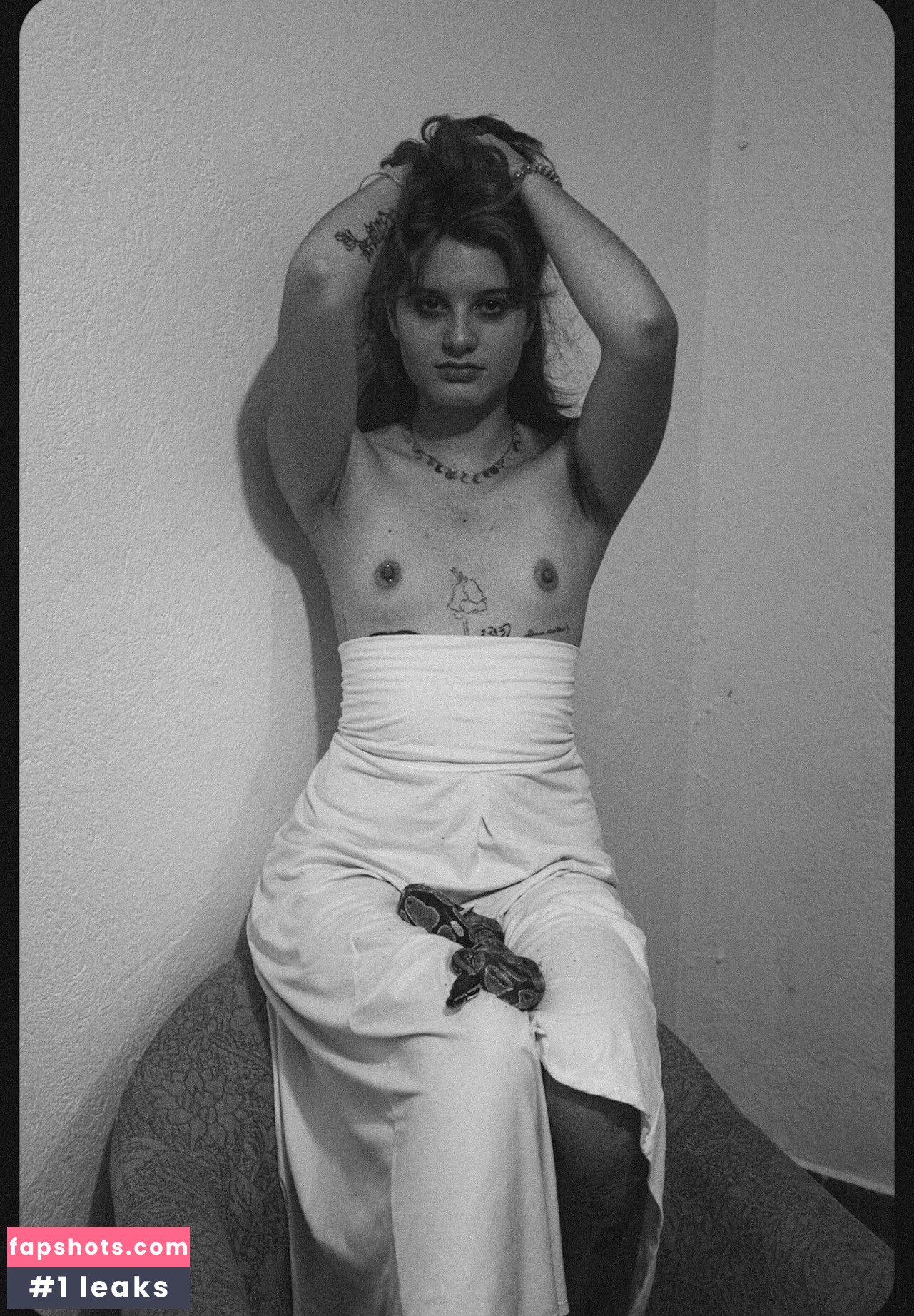 Isa Provati gallery photo #32