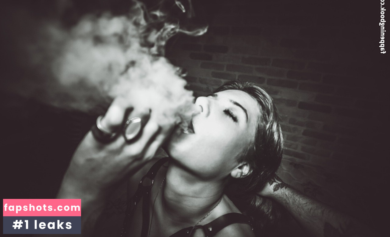 Isa Provati gallery photo #33