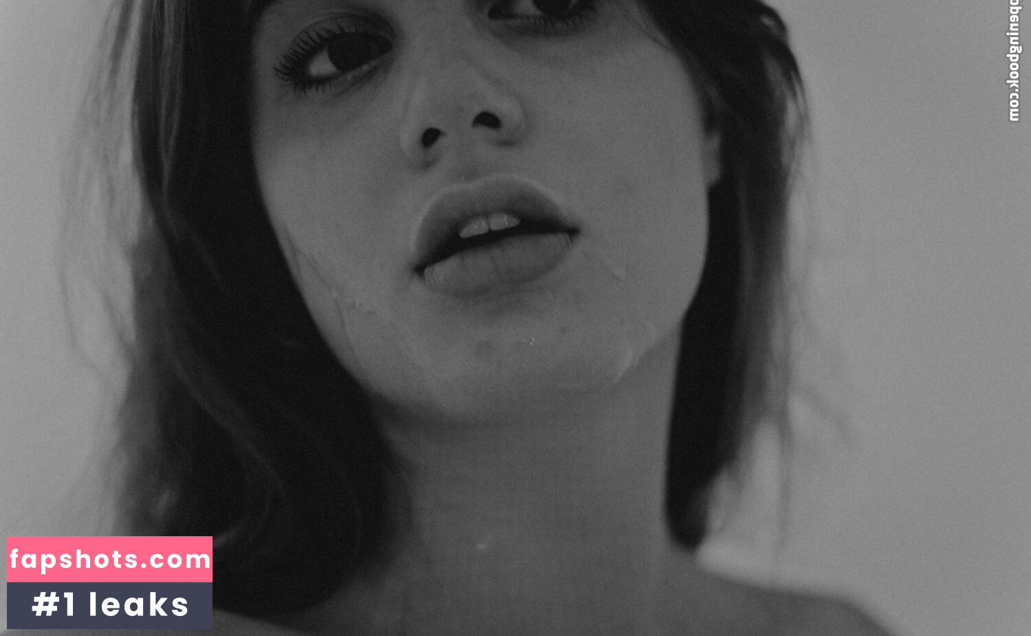 Isa Provati gallery photo #34