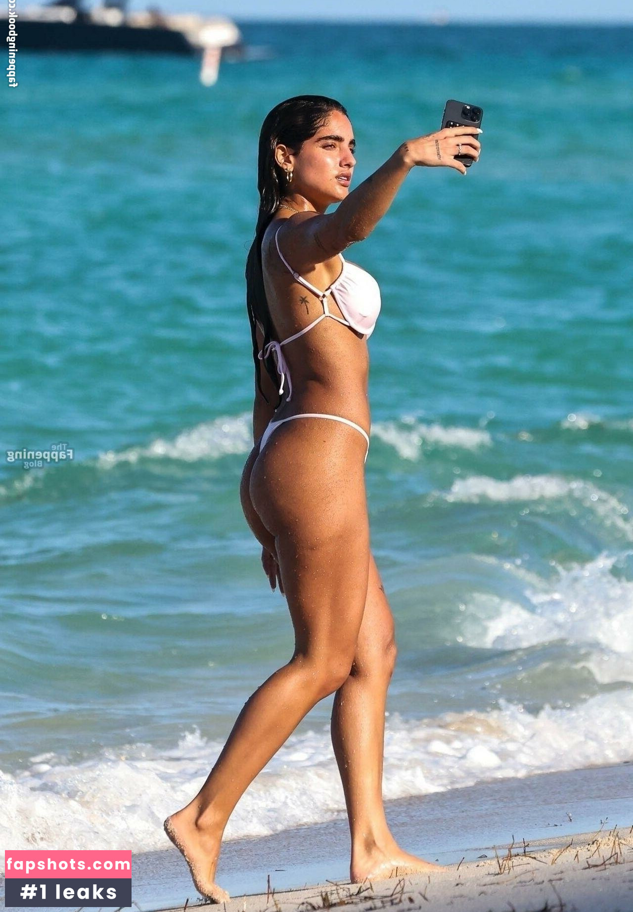 Isabella Ladera gallery photo #19