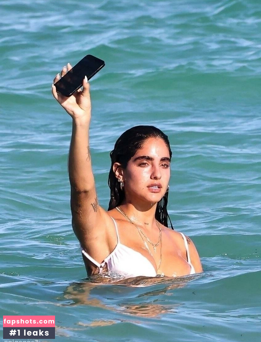 Isabella Ladera gallery photo #35