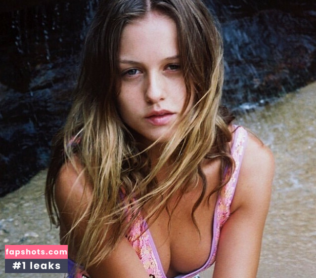 Isabelle Cornish Nude Leaks OnlyFans Photos #17 - LeakJerk