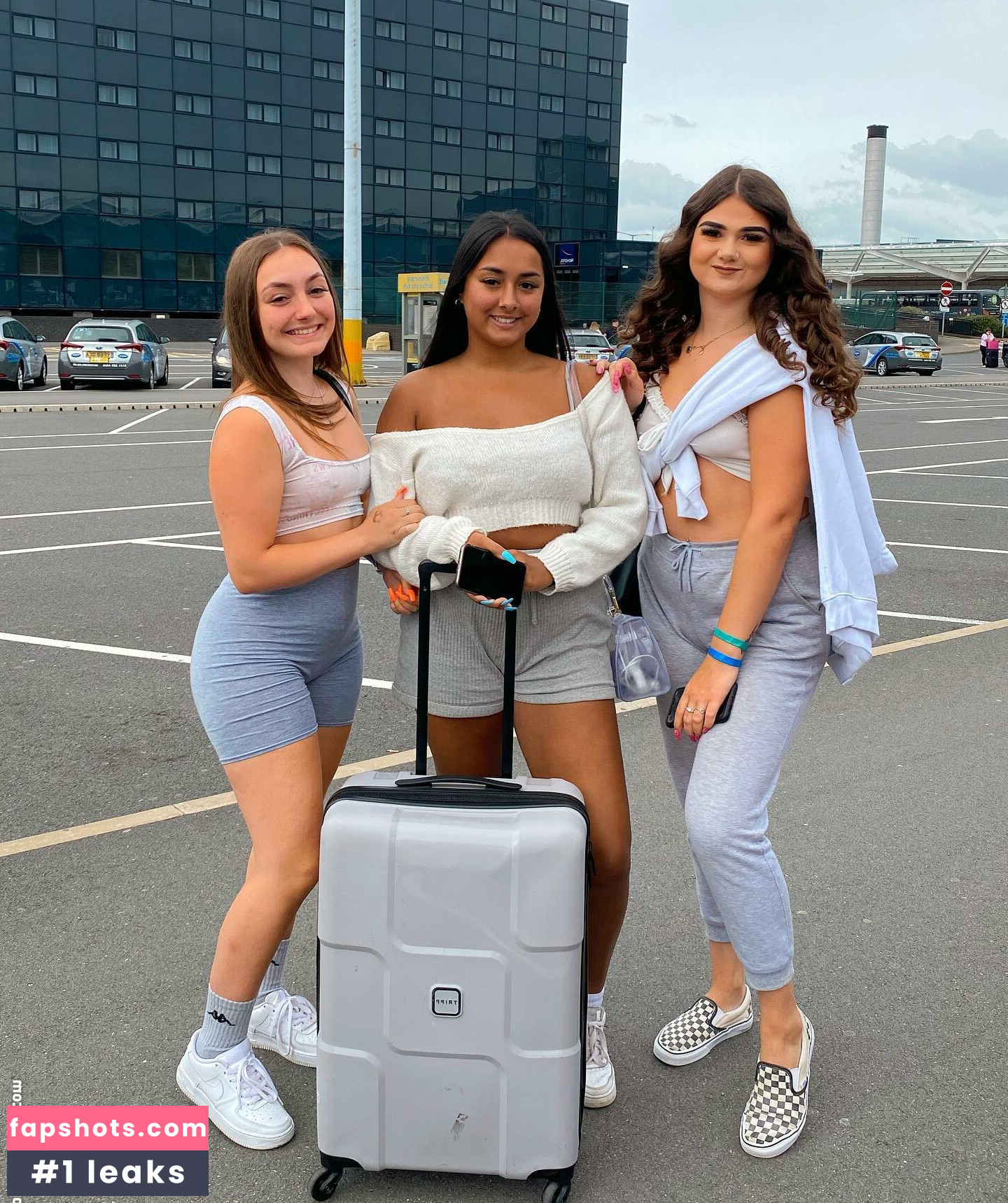 Isha Mariyah gallery photo #2