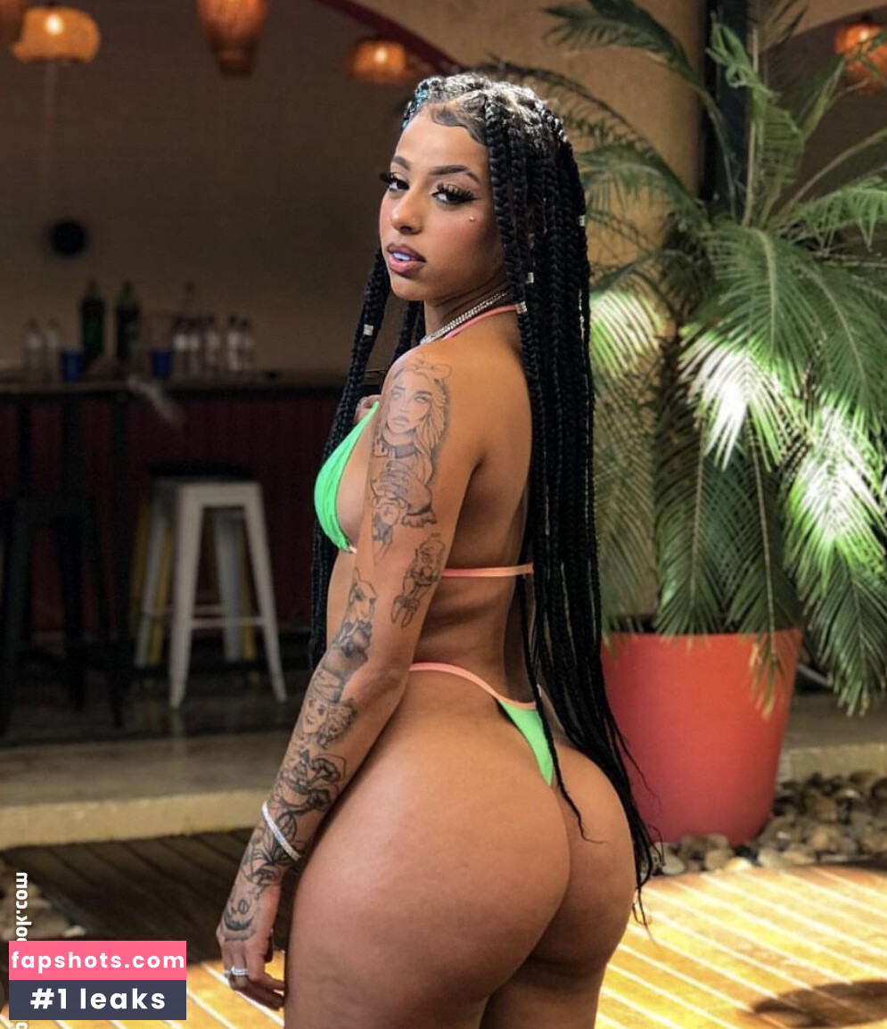 Isis Pequine gallery photo #12