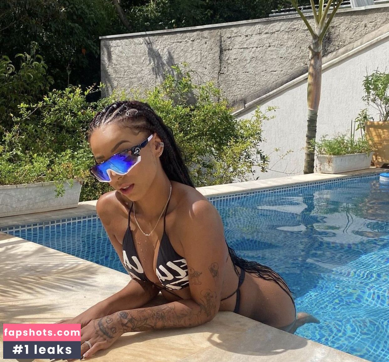 Isis Pequine gallery photo #13