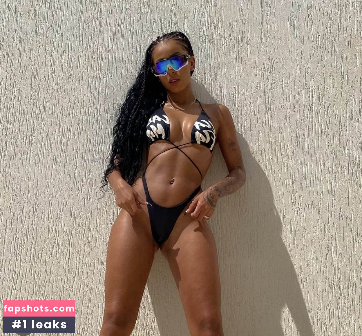 Isis Pequine gallery photo #8