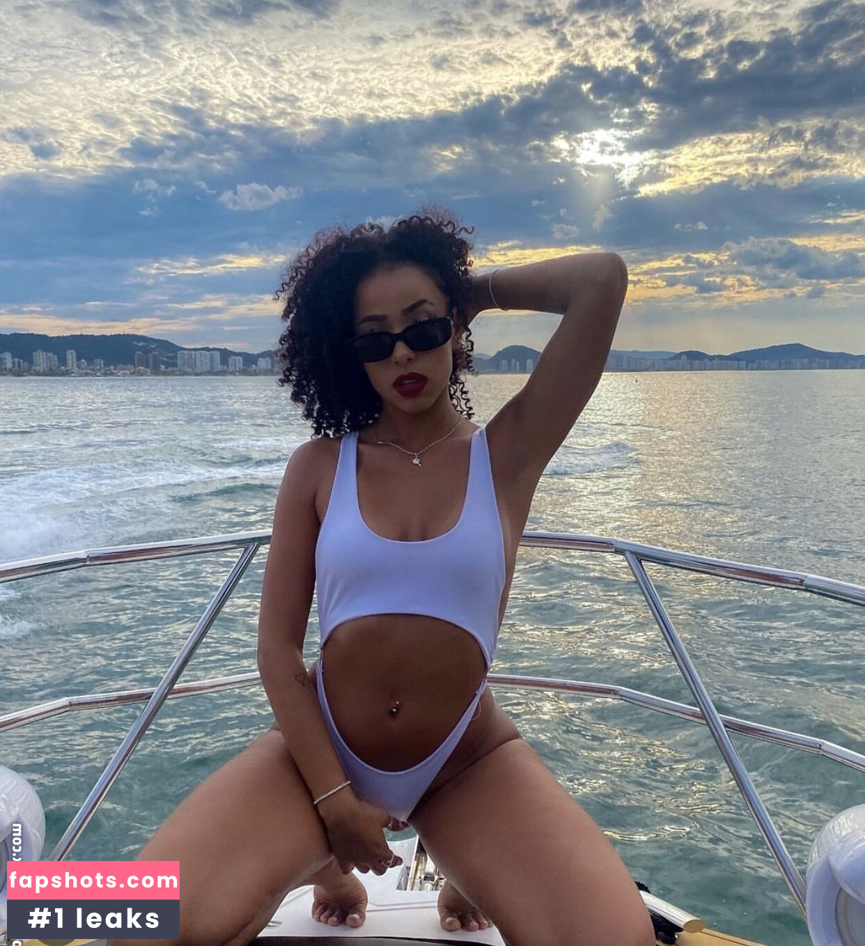 Isis Pequine gallery photo #10