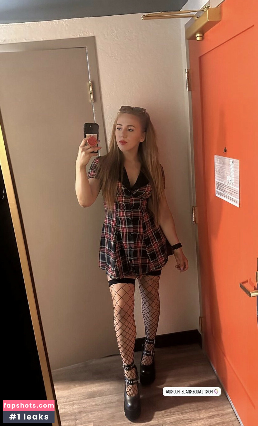 Isla Dawn nude babe gallery