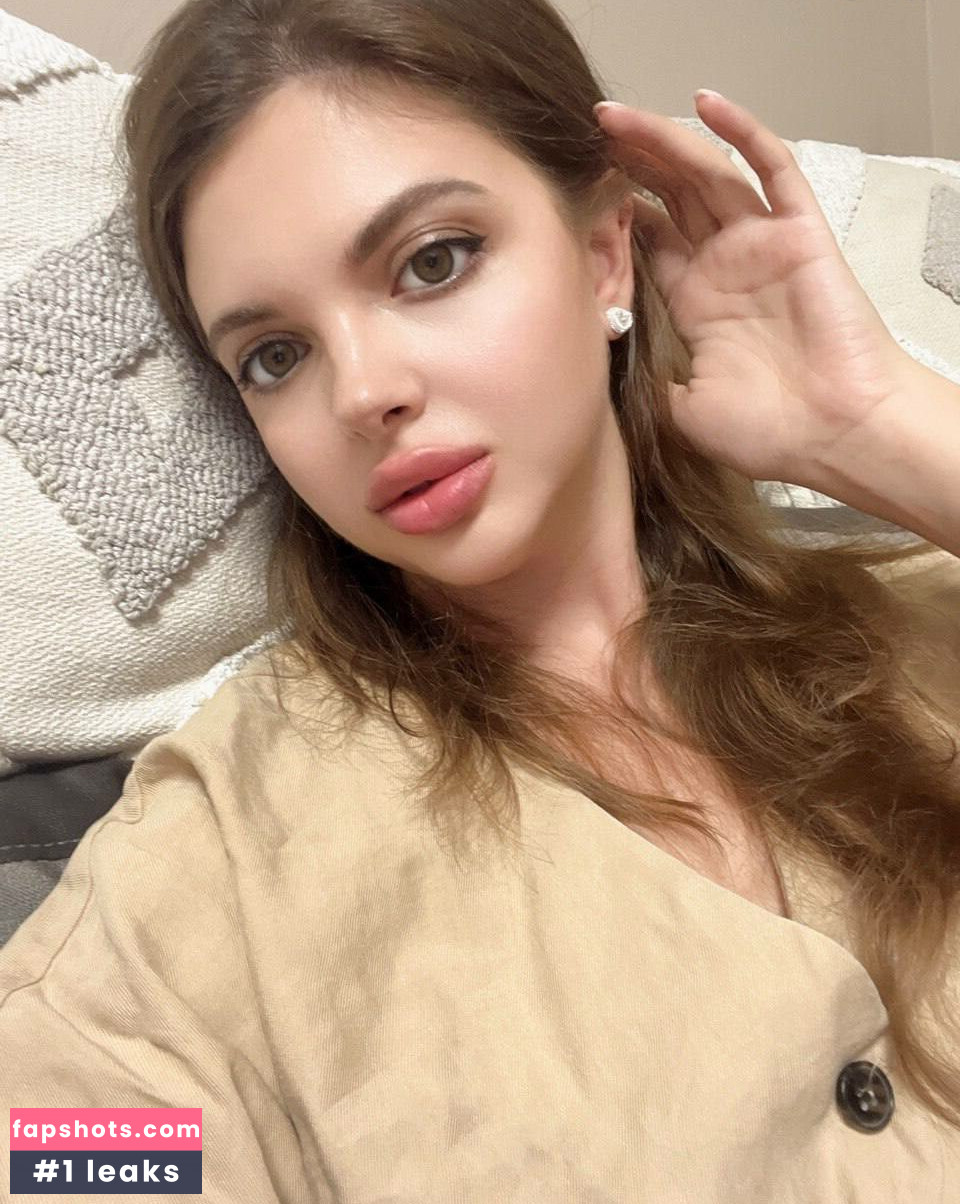 Ivanna W gallery photo #2