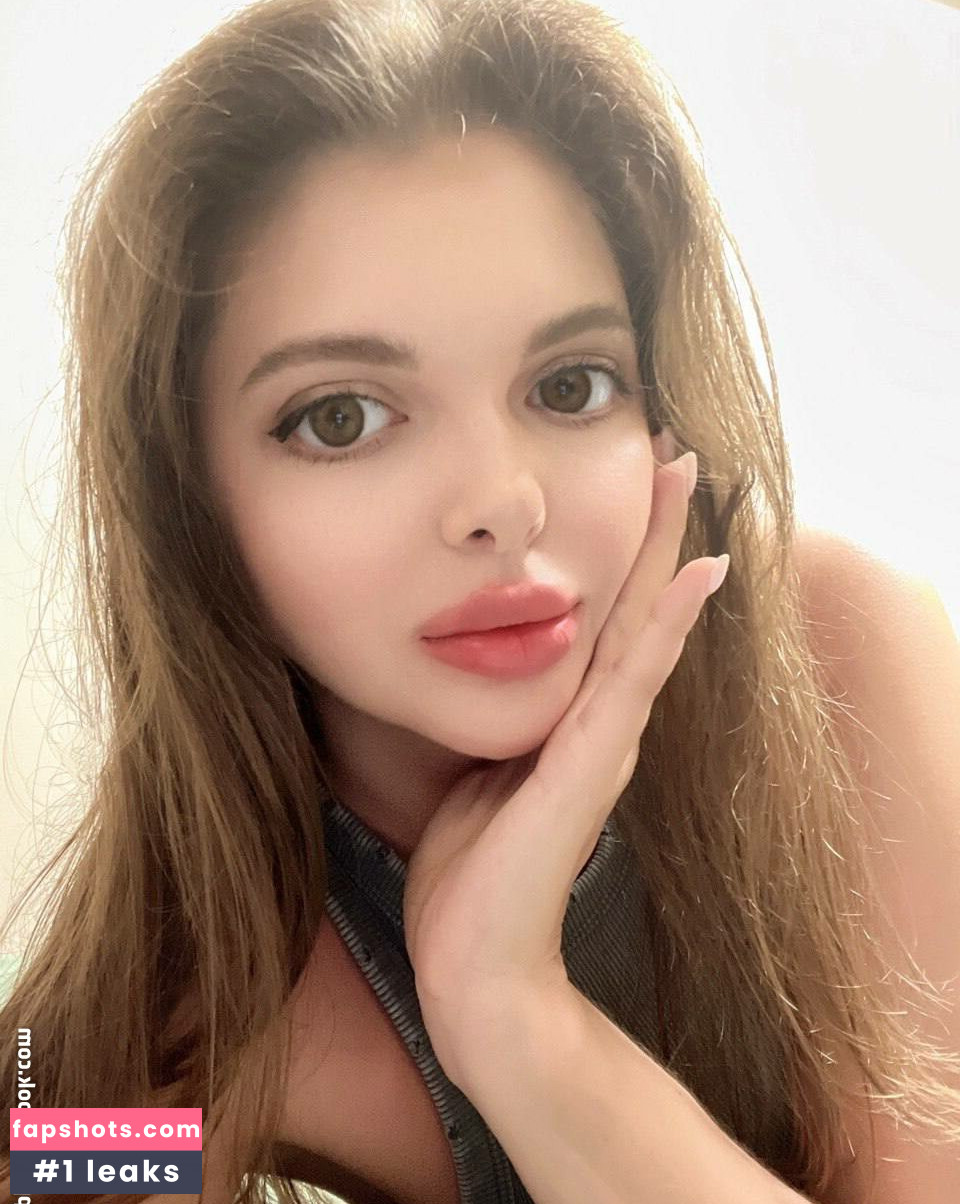 Ivanna W gallery photo #3