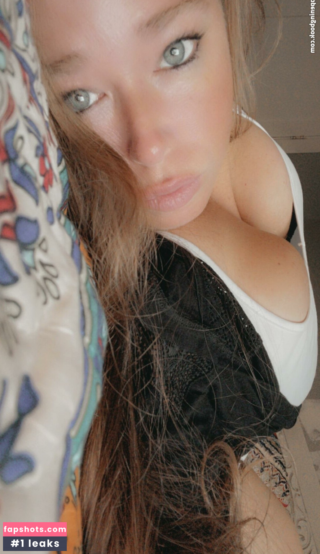 Ivy Mia gallery photo #5