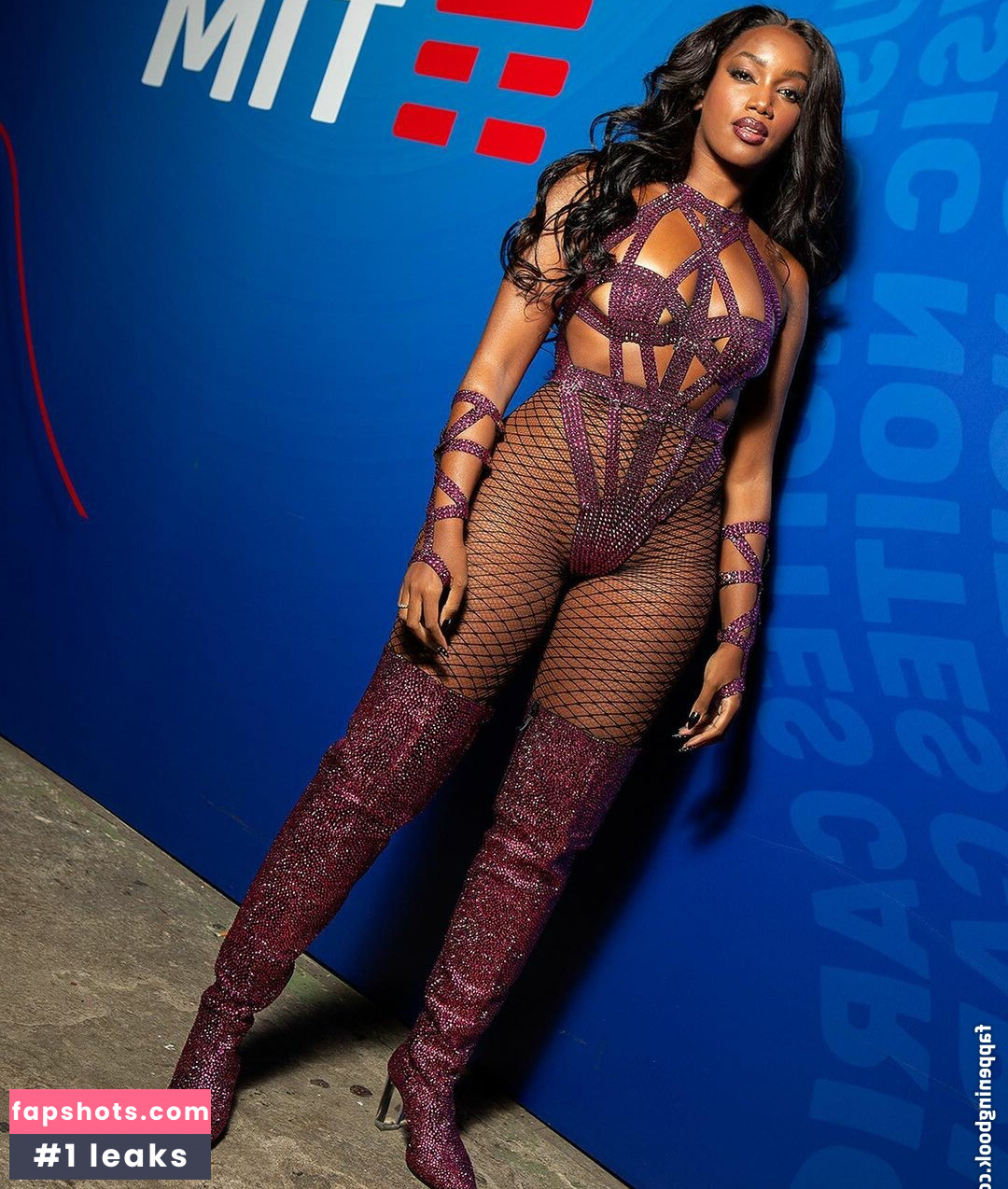 IZA gallery photo #11