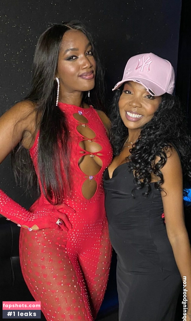 IZA gallery photo #23