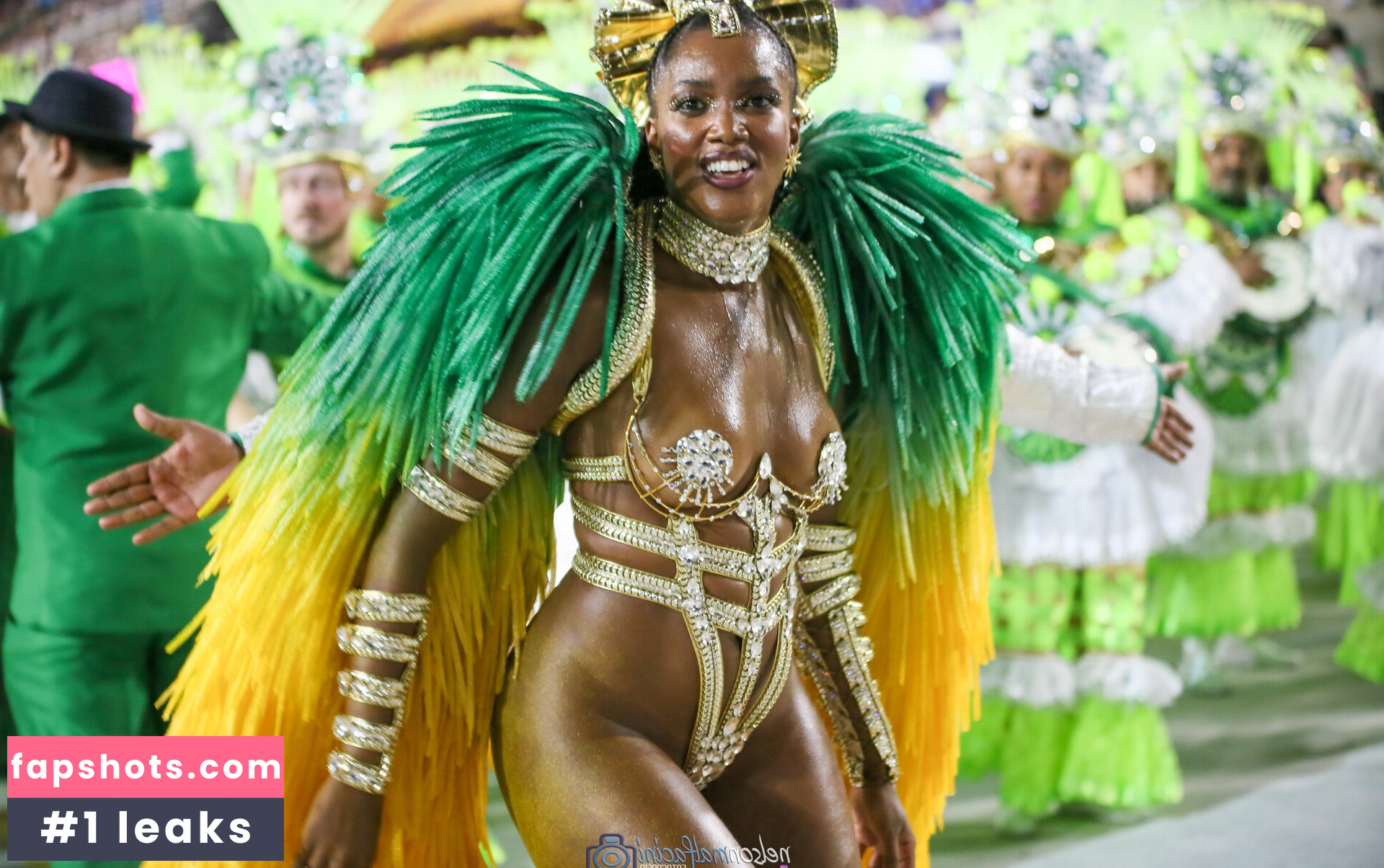 IZA gallery photo #37