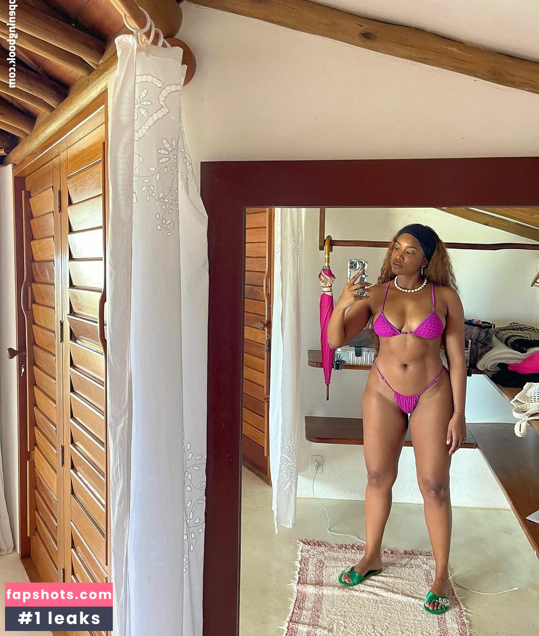 IZA gallery photo #51