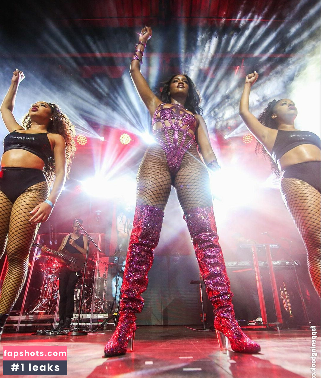 IZA gallery photo #9