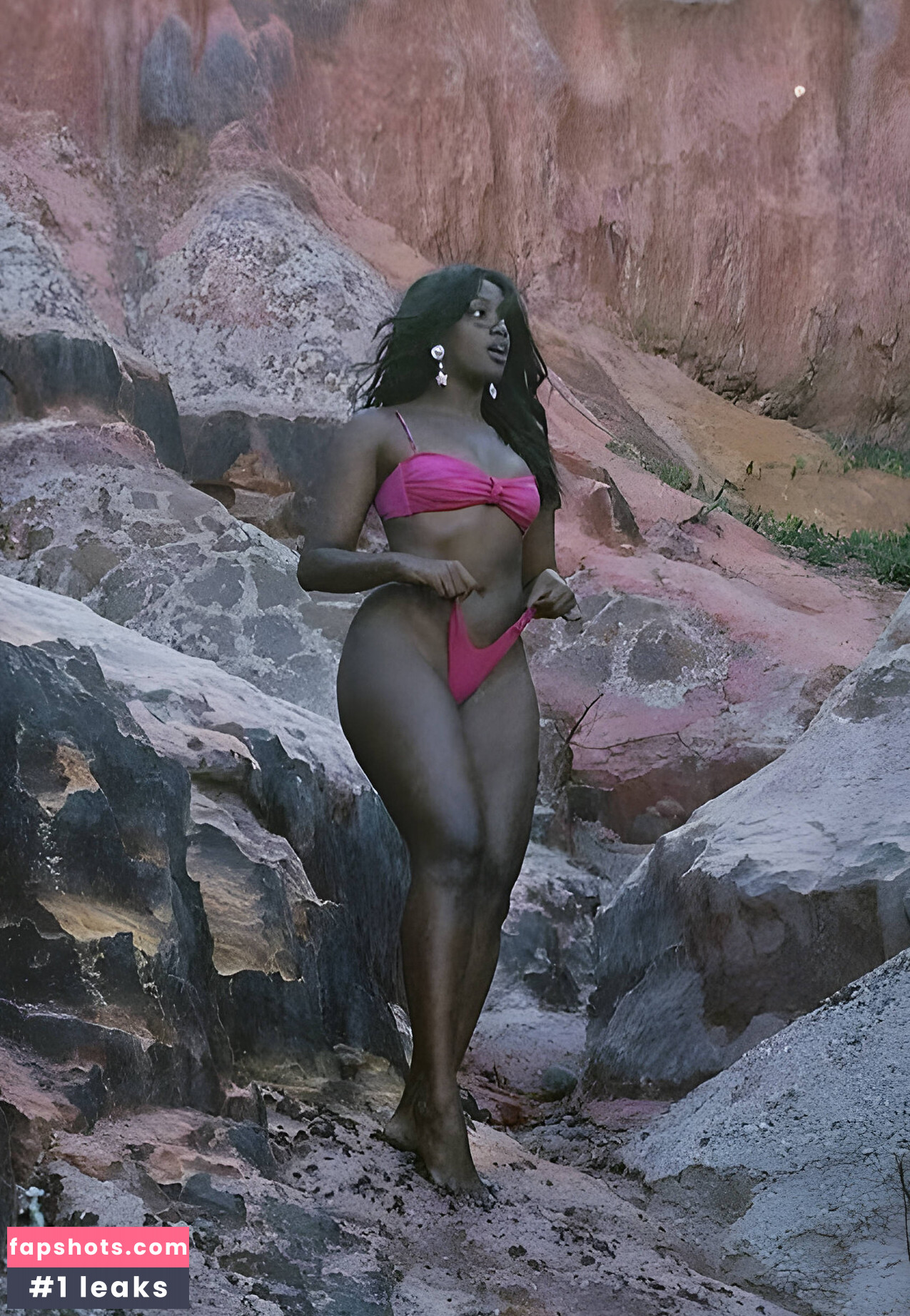 Izza Cantora gallery photo #24