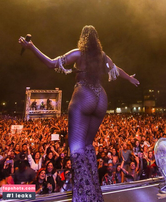 Izza Cantora gallery photo #37