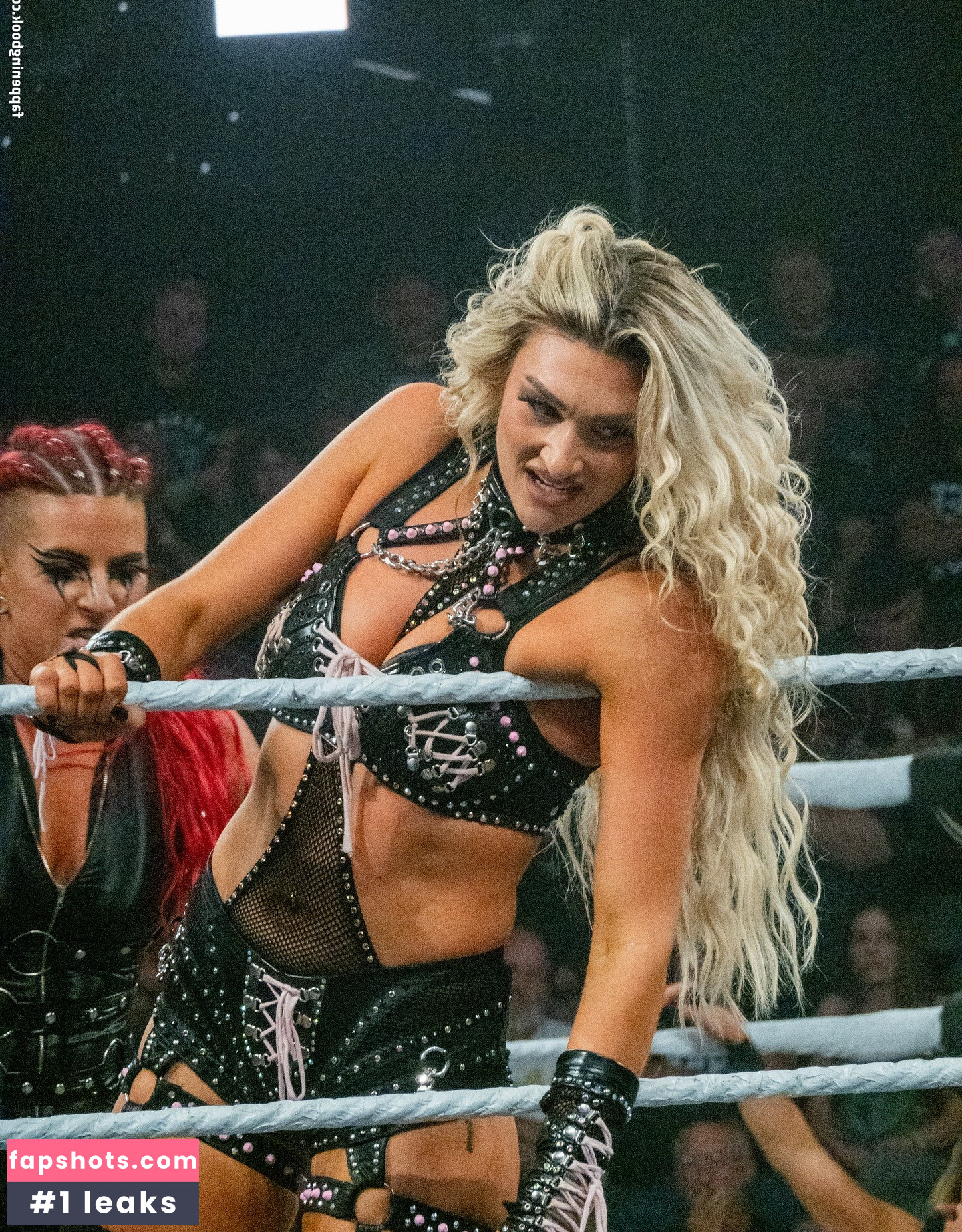 Izzi Dame gallery photo #14