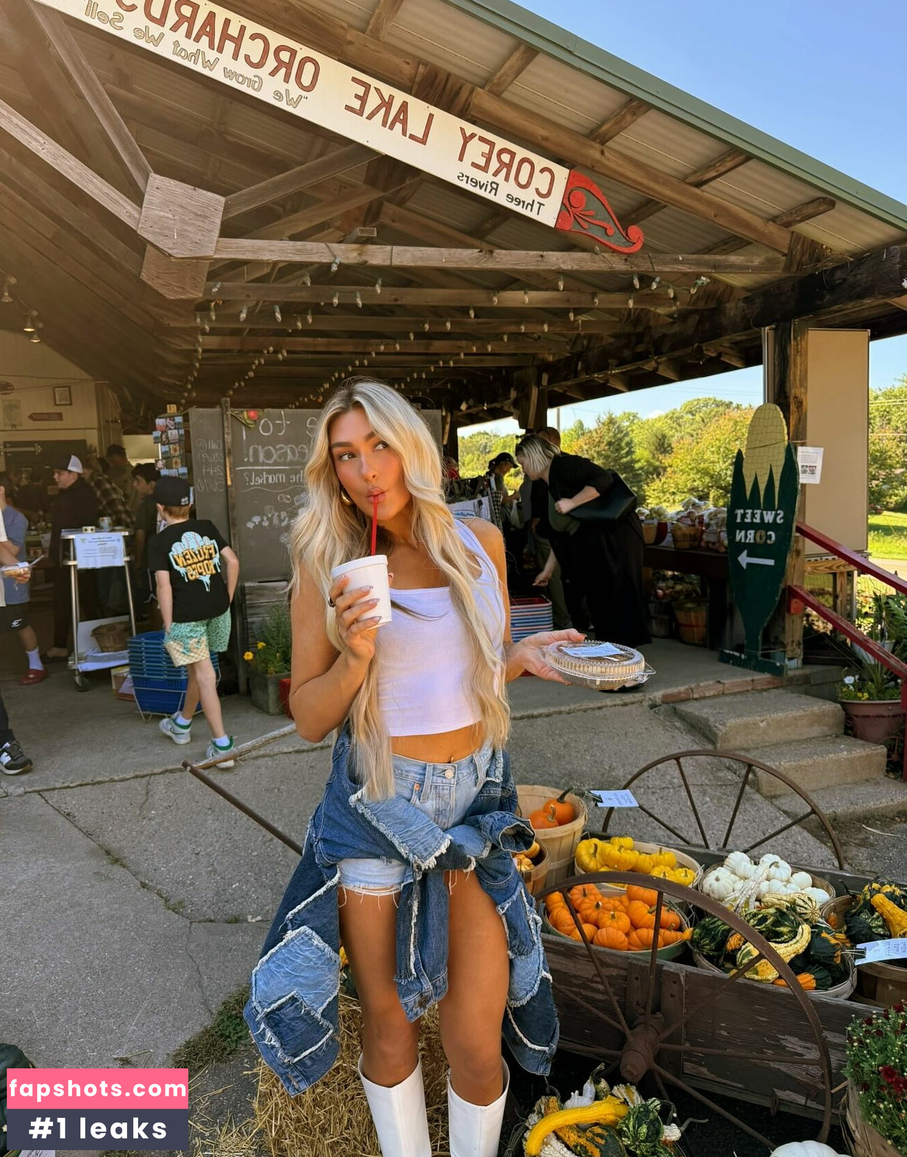 Izzi Dame gallery photo #29