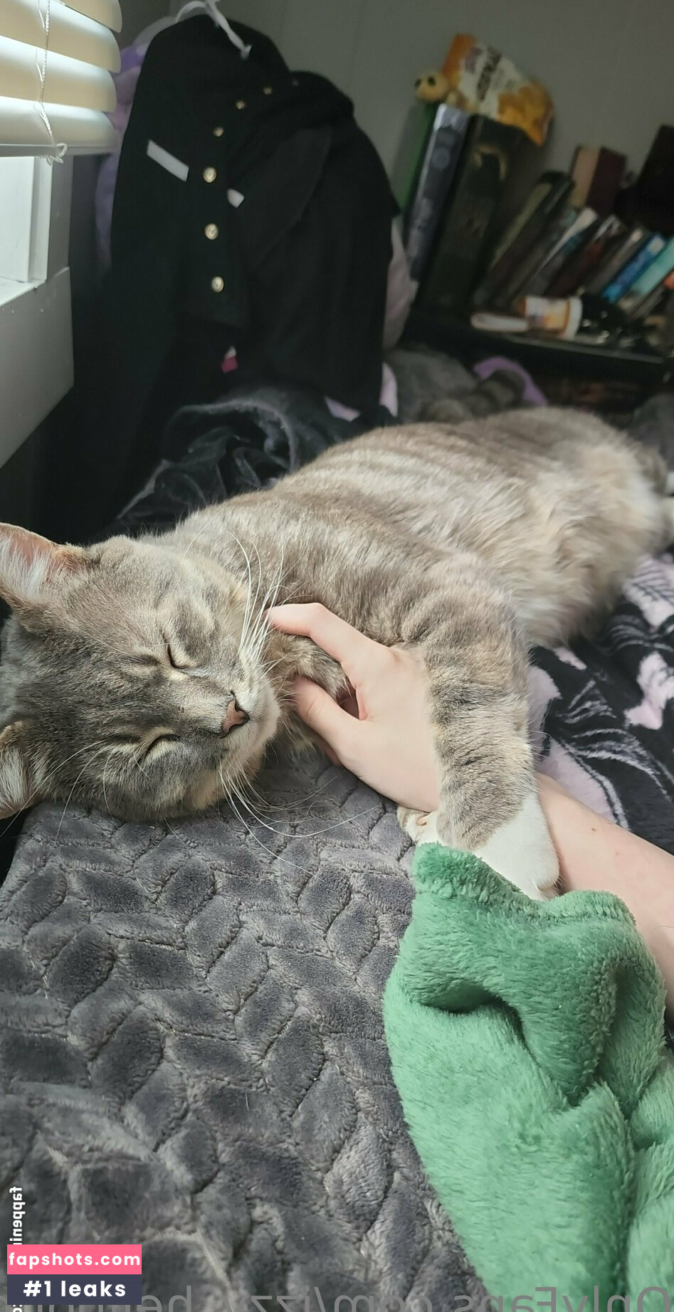 izzy_hellbourne gallery photo #25