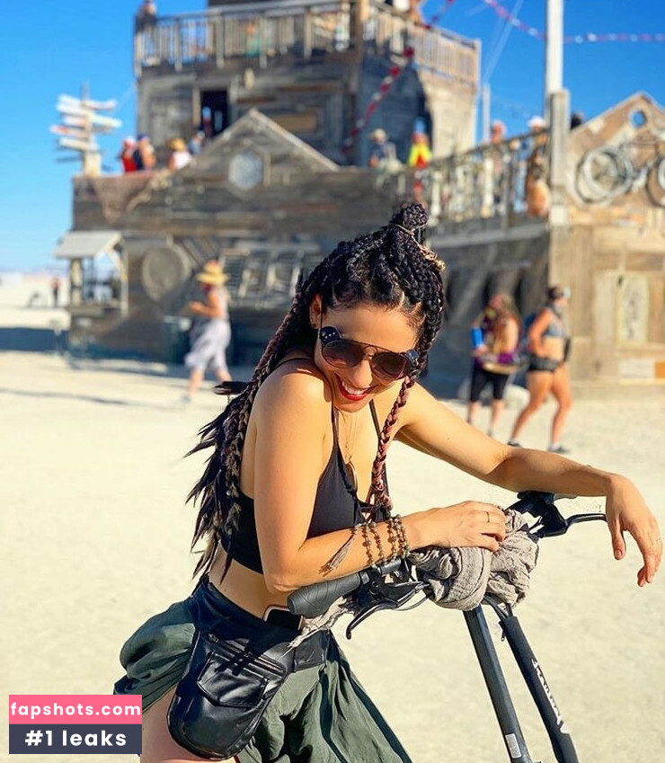 Jade Tailor gallery photo #5