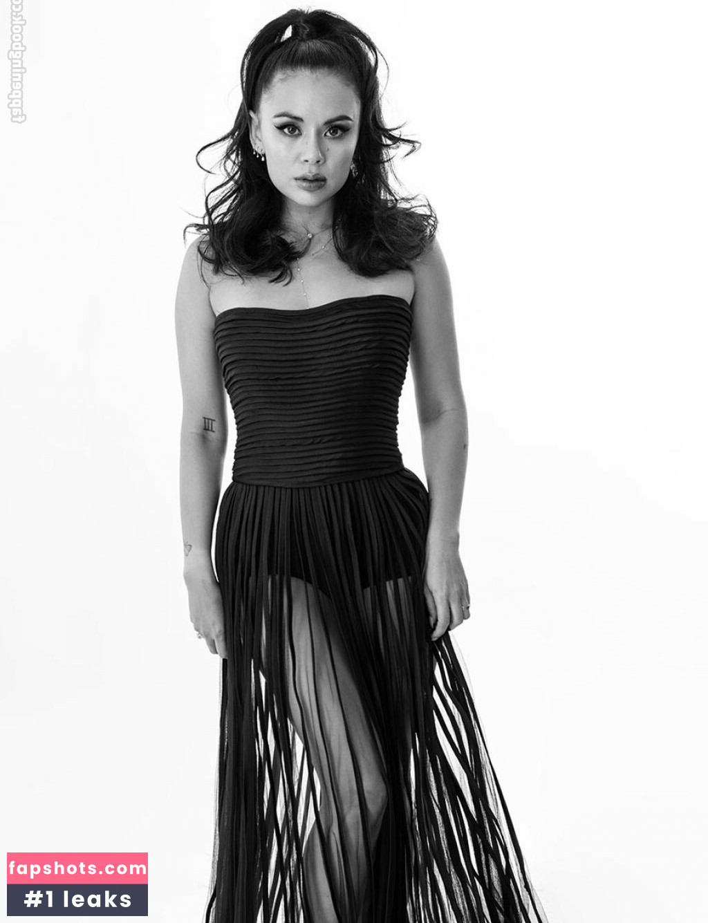 Janel Parrish Nahé úniky fotek pouze od fanoušků #3 - Fapshots