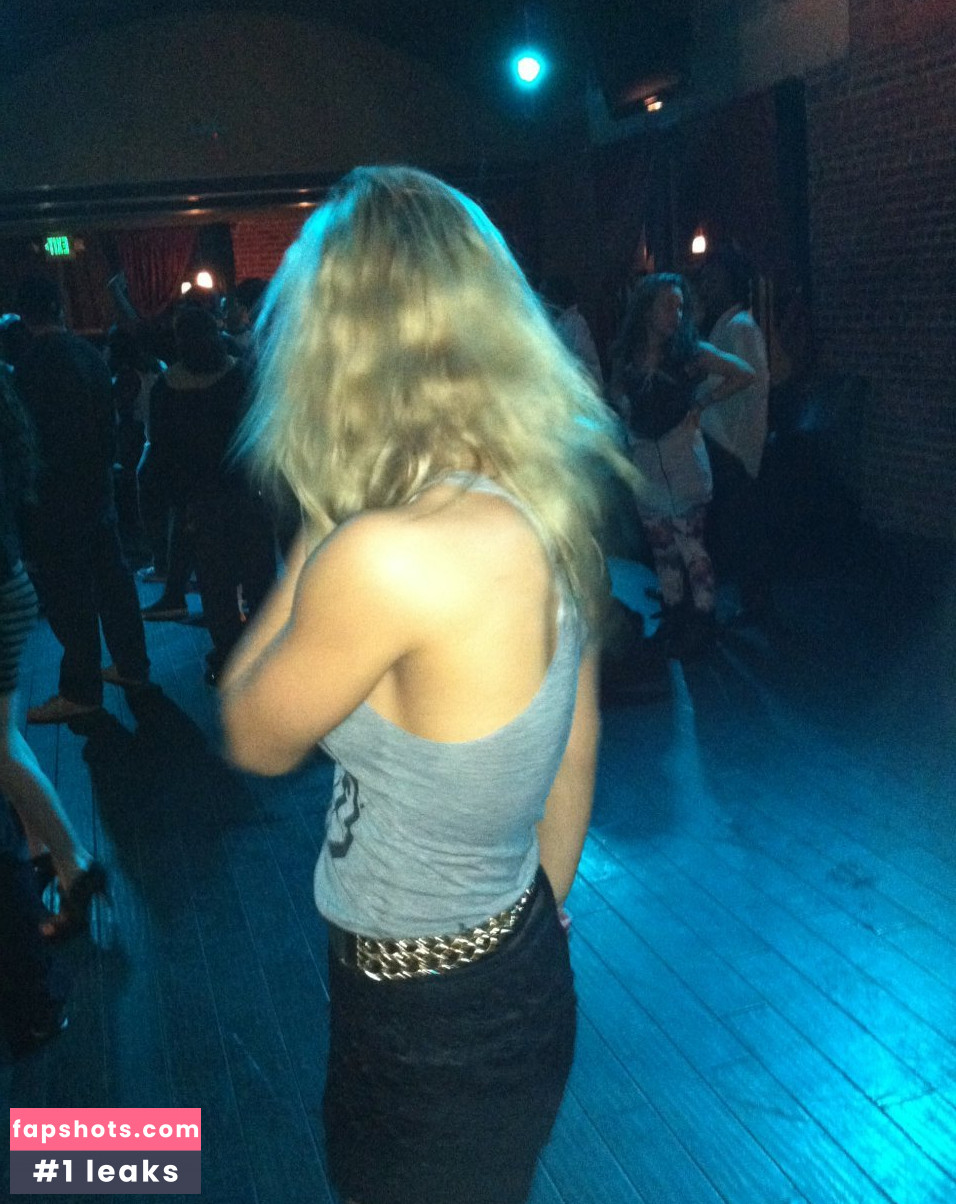 Janelle Ginestra gallery photo #15