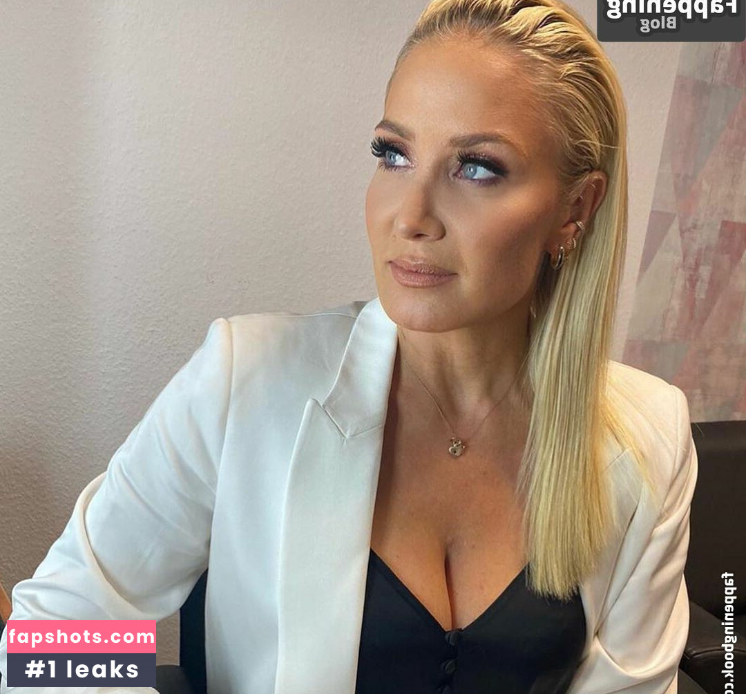 Janine Kunze gallery photo #8