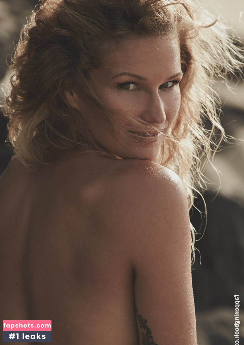 Janni Hoenscheid gallery photo #44