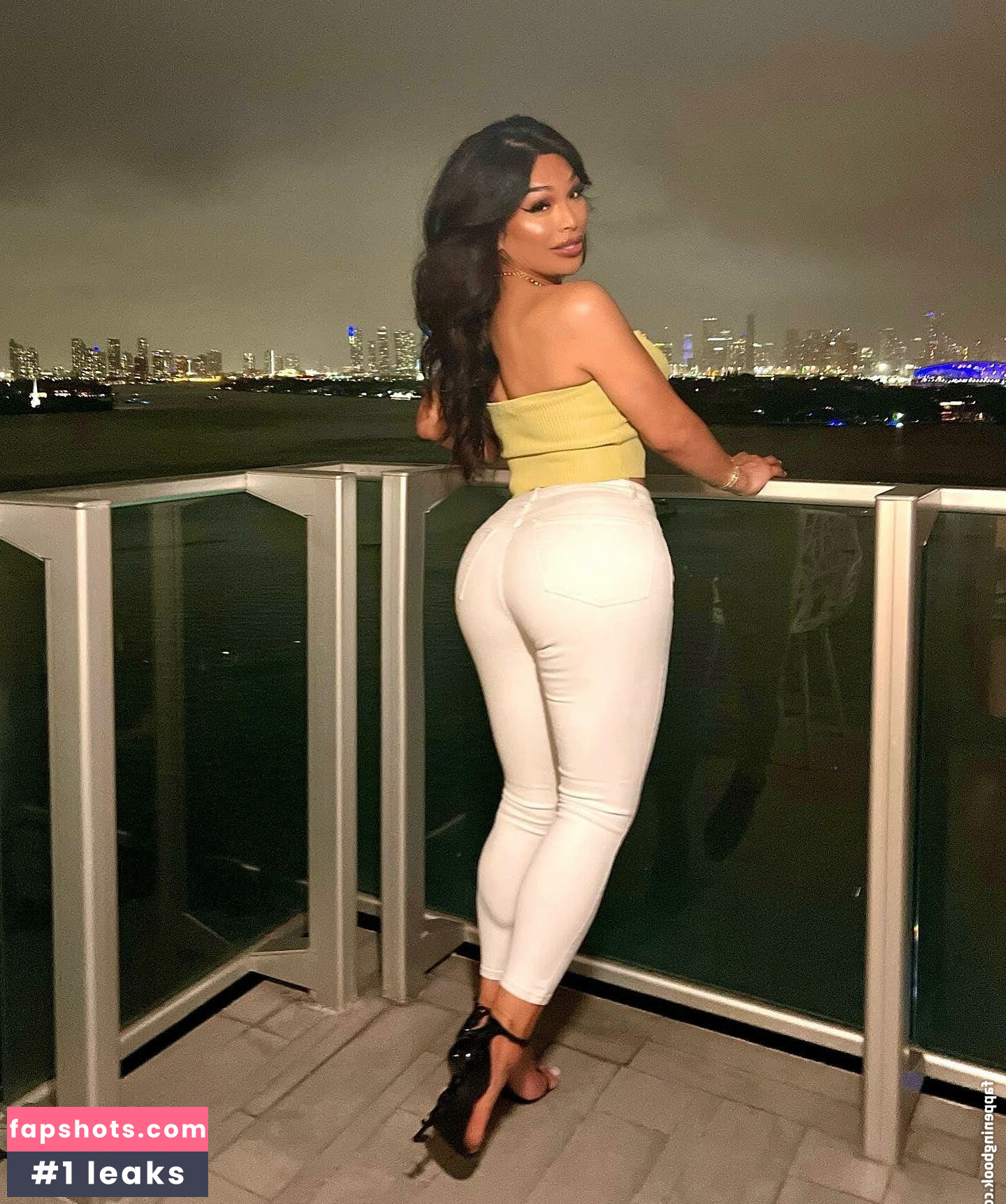 Jaslyn Lee gallery photo #6