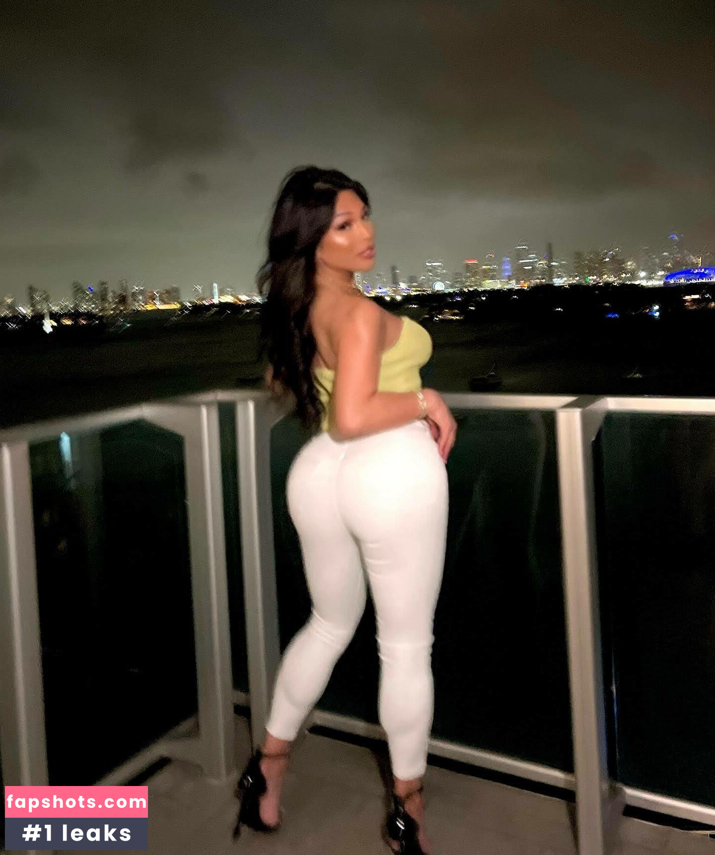 Jaslyn Lee gallery photo #10