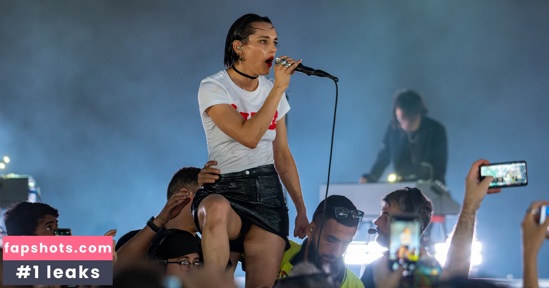 Jehnny Beth gallery photo #4