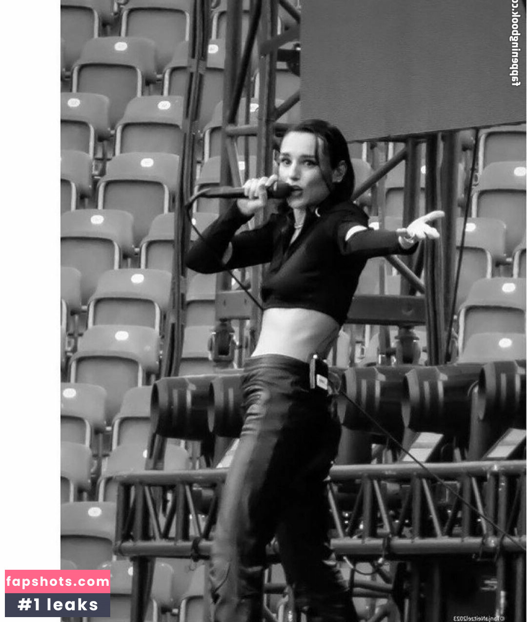 Jehnny Beth gallery photo #5