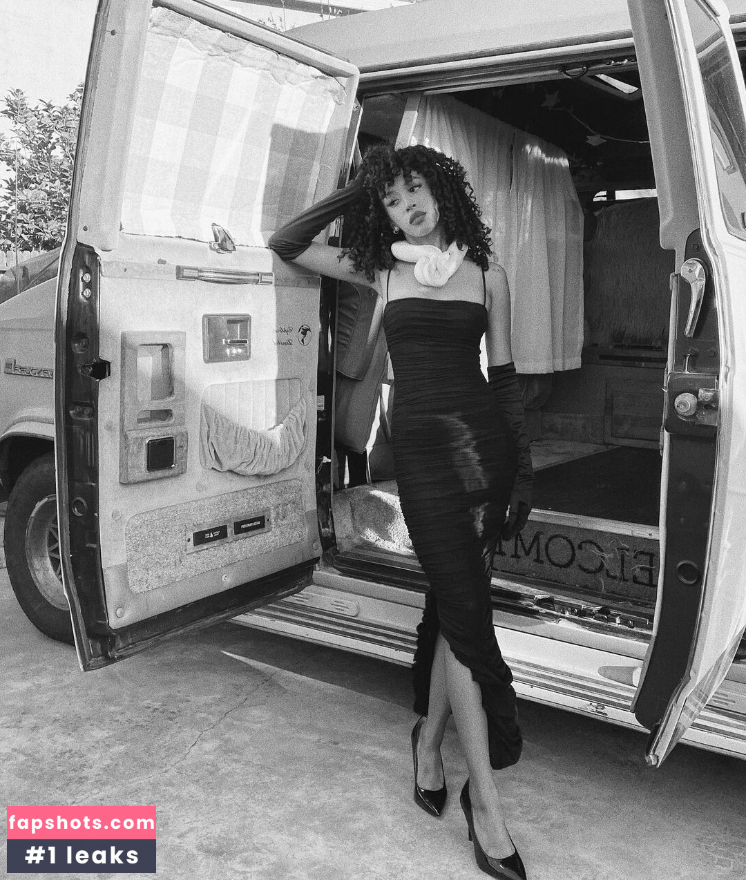 Jennelle Eliana gallery photo #15