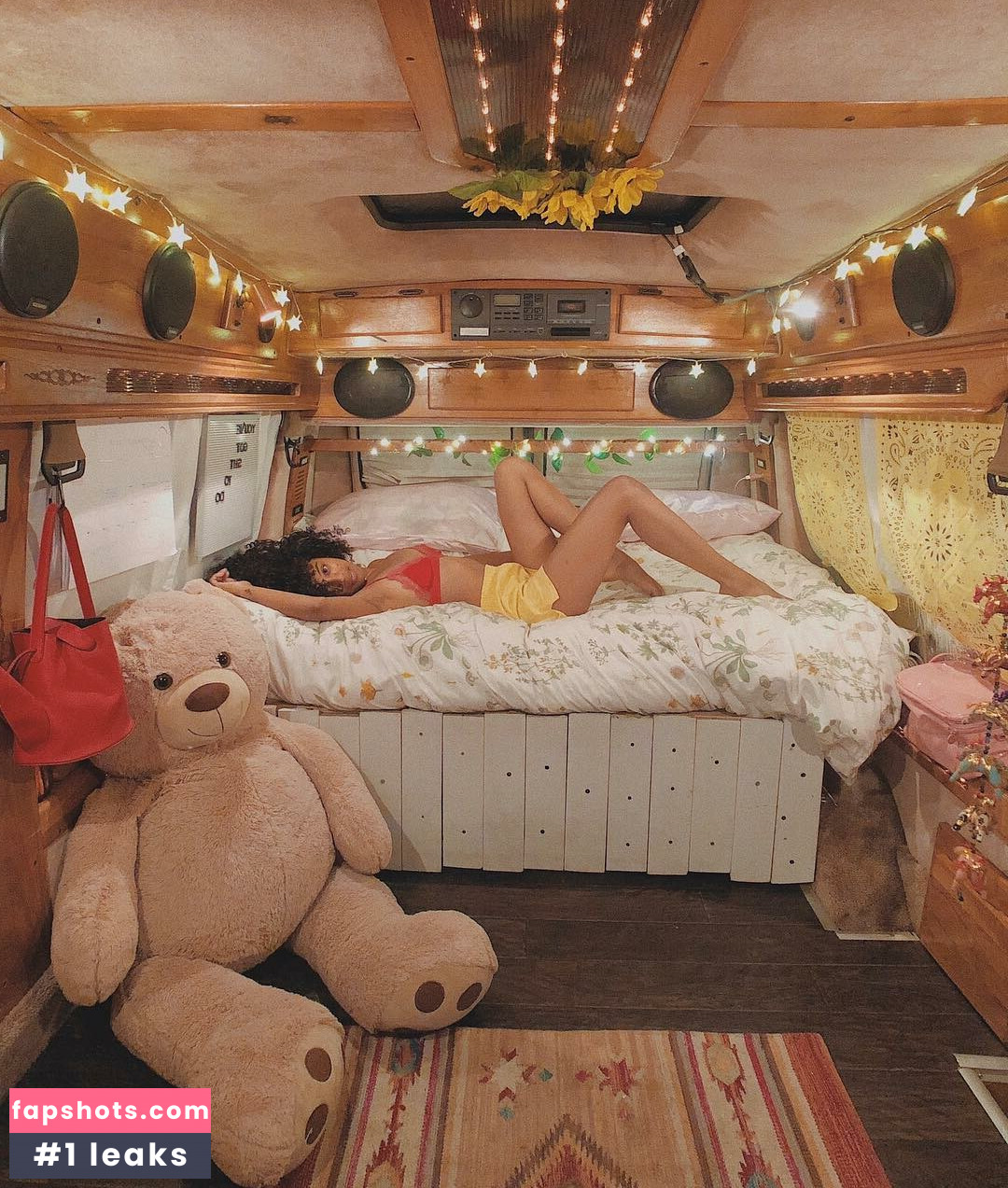 Jennelle Eliana gallery photo #16