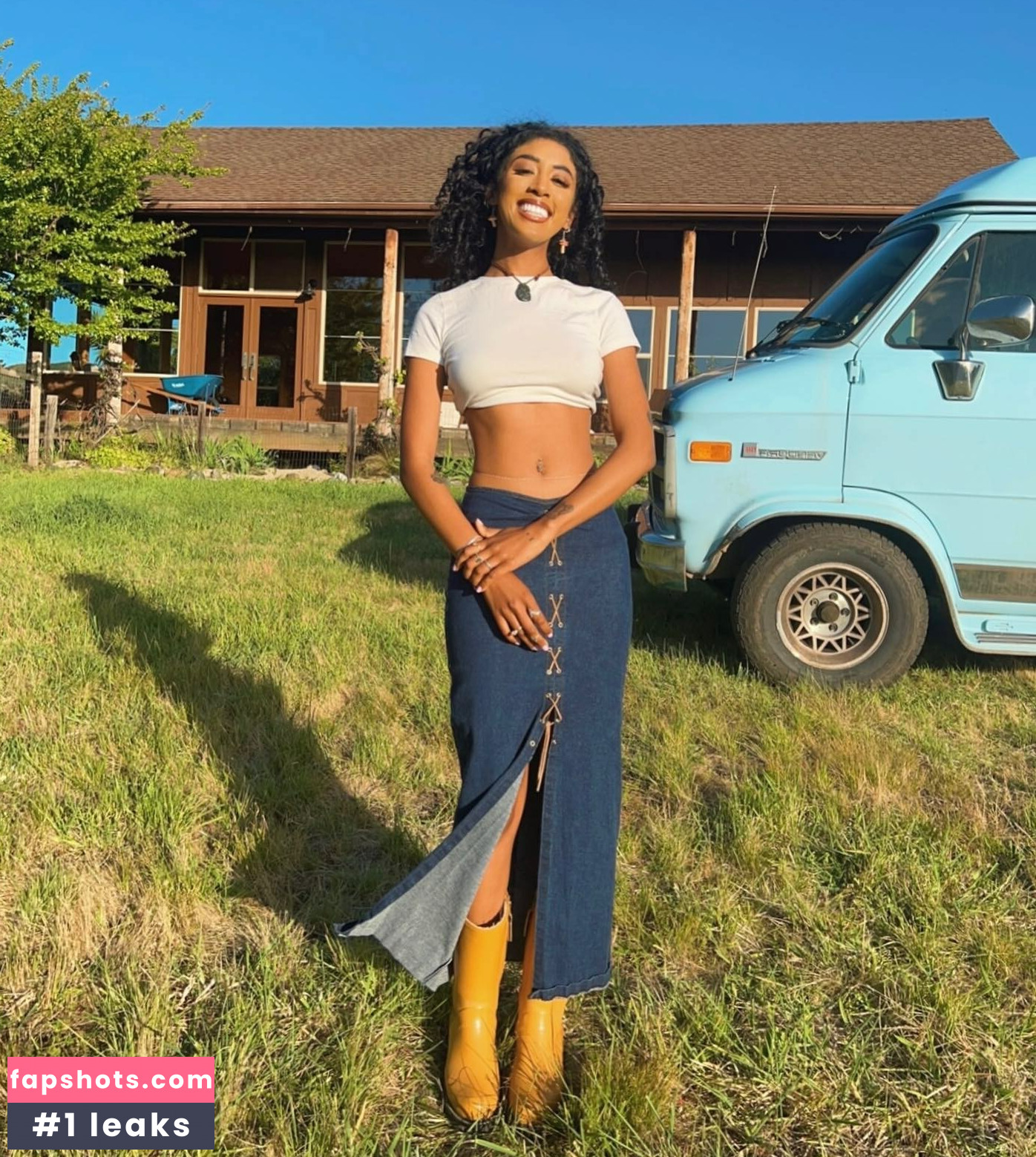 Jennelle Eliana gallery photo #19