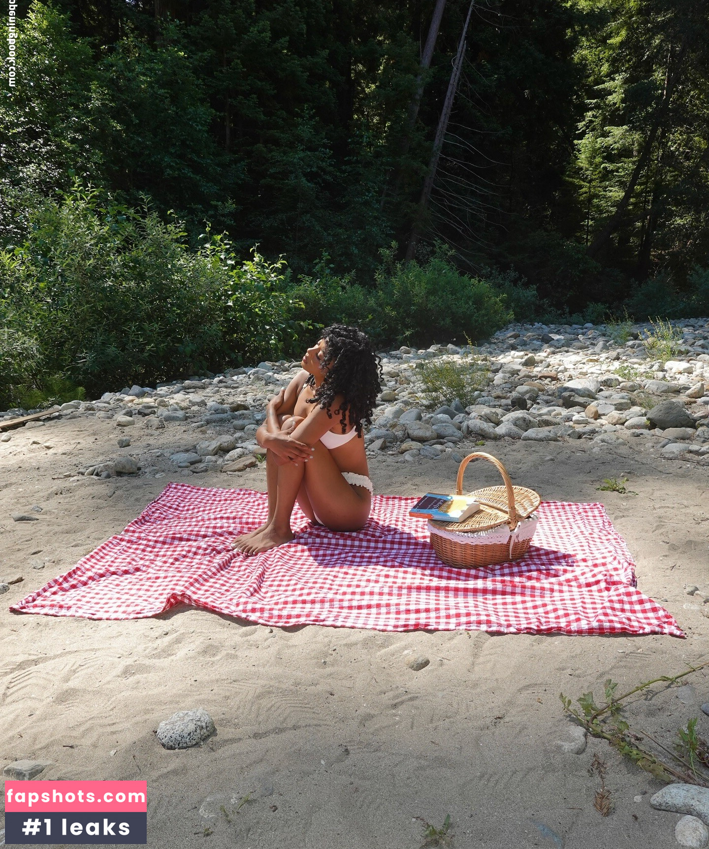 Jennelle Eliana gallery photo #3